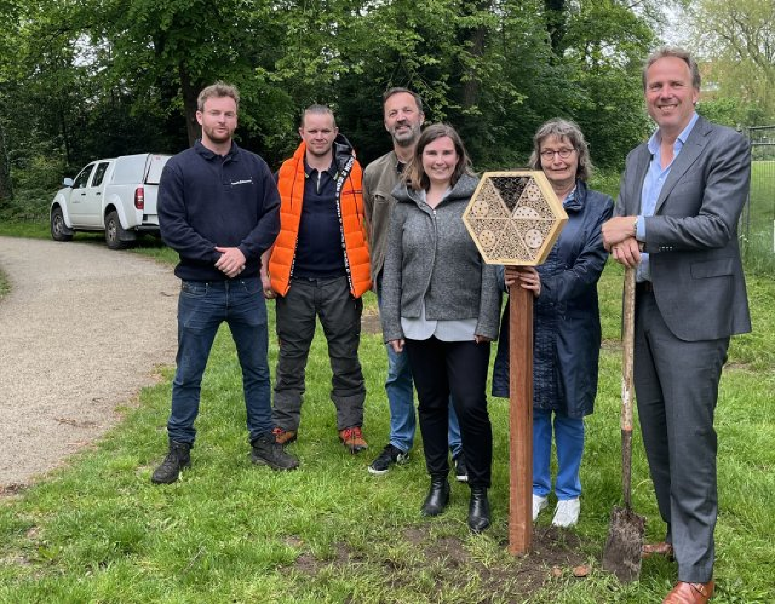 Groepsfoto: opening bijenhotel bij Landgoed De Paauw in Wassenaar