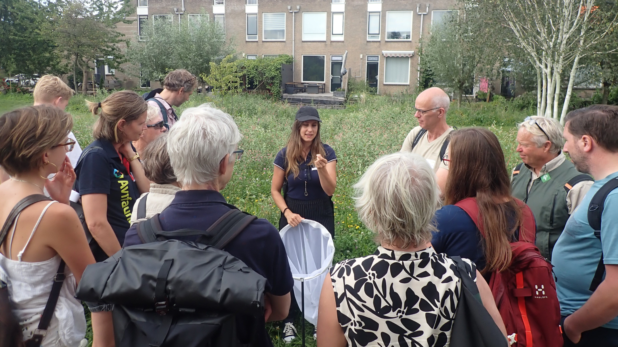 Linde Slikboer laat een zweefvlieg zien tijdens de excursie