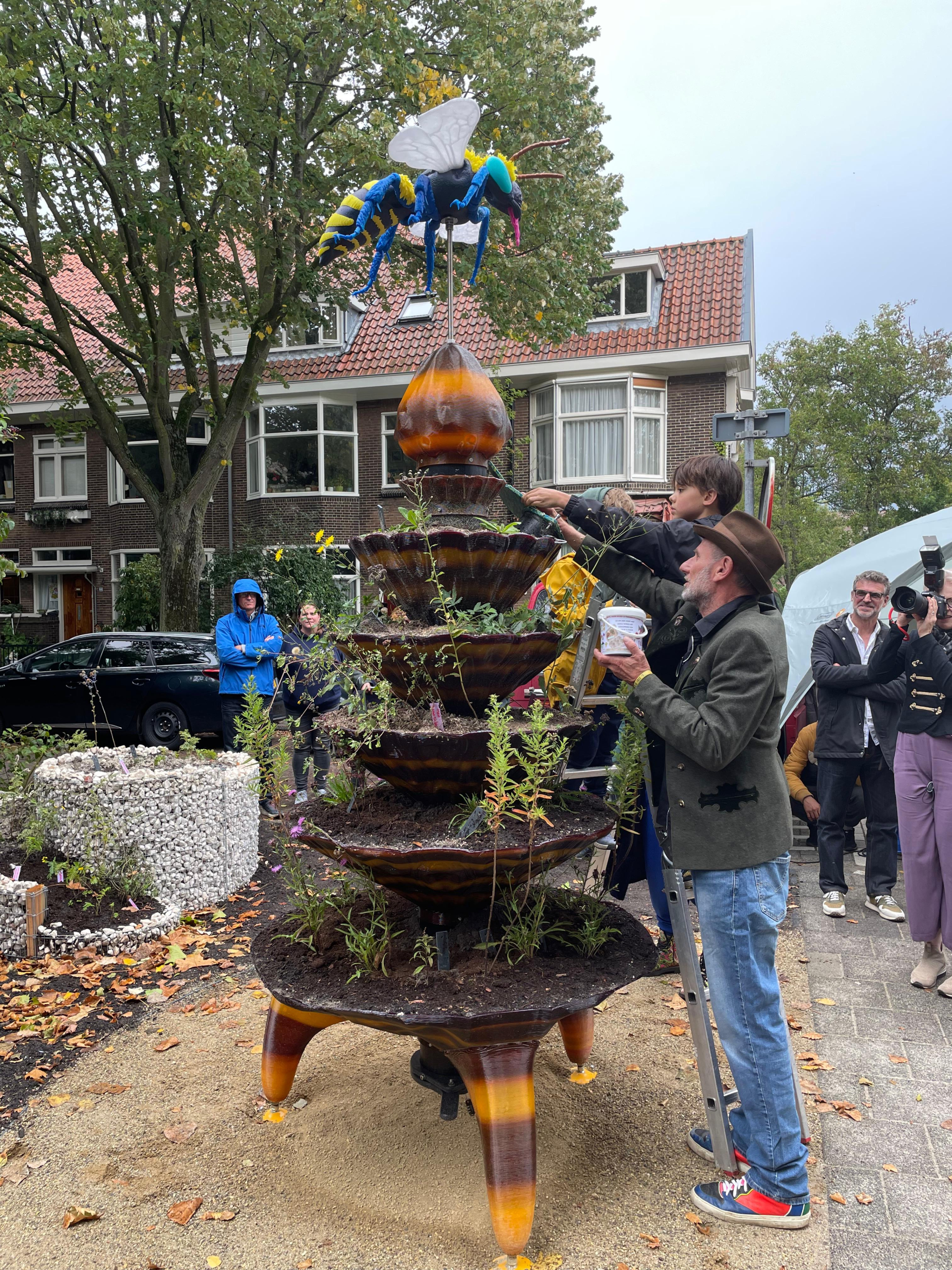 Hans Kalliwoda verzorgt de BeeTotem in de Maredijkbuurt, samen met een kind uit de buurt. 