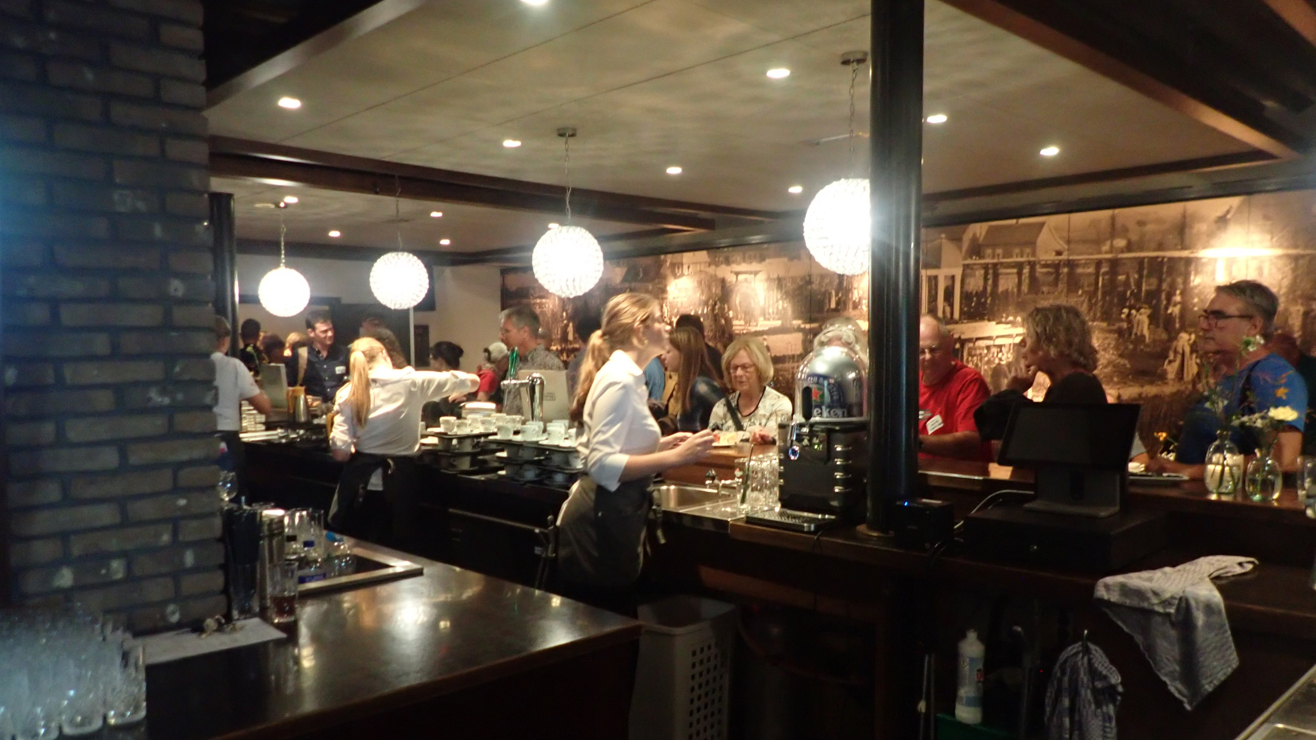 Bar met personeel en bezoekers tijdens de pauze