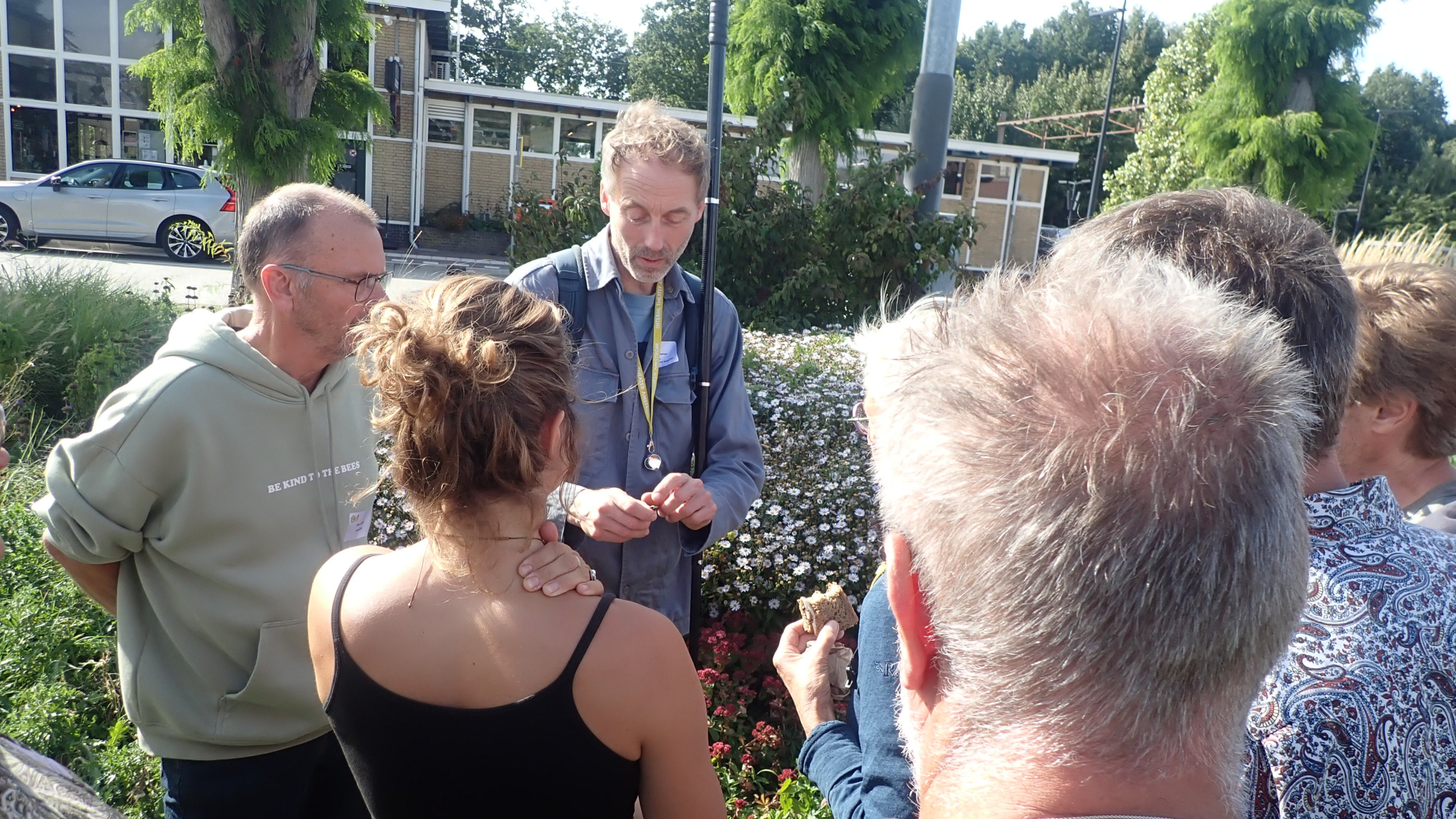Excursie: Menno Reemer laat een bij zien