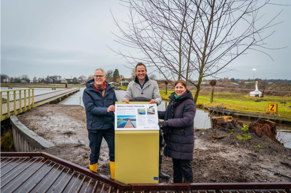 poserende wethouders en hoogheemraad bij infobord Vlietvoorde
