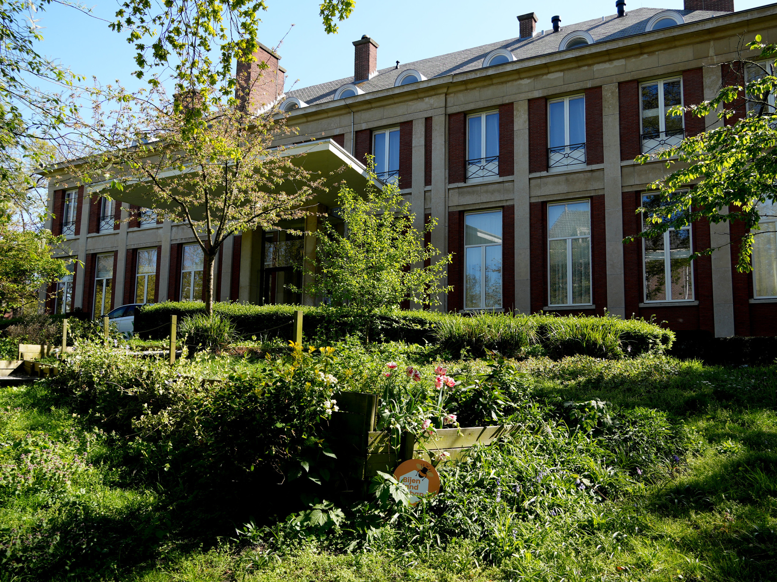 Ambassade met daarvoor biodiverse tuin