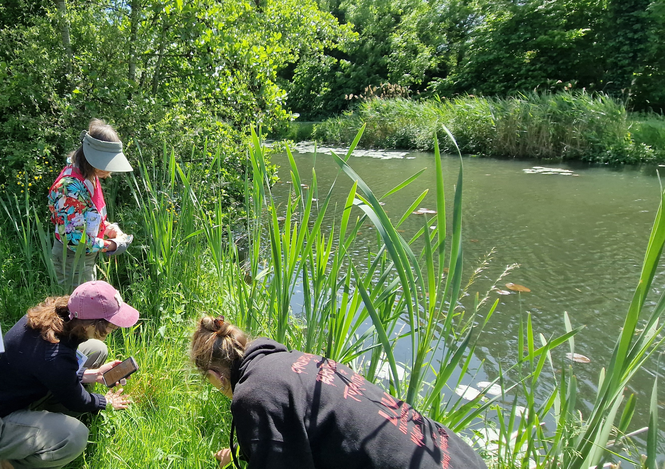 mensen bezig met een Oevercheck langs een sloot