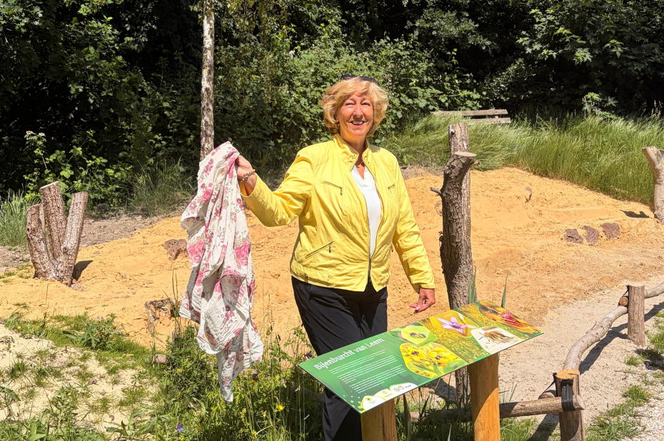 Laila Driessen onthult het infobord bij de bijenburcht in Leiderdorp