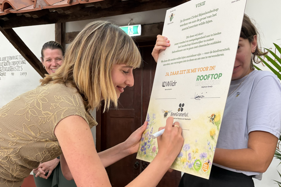 Florence van Haastrecht tekent de Visie namens Beegrateful