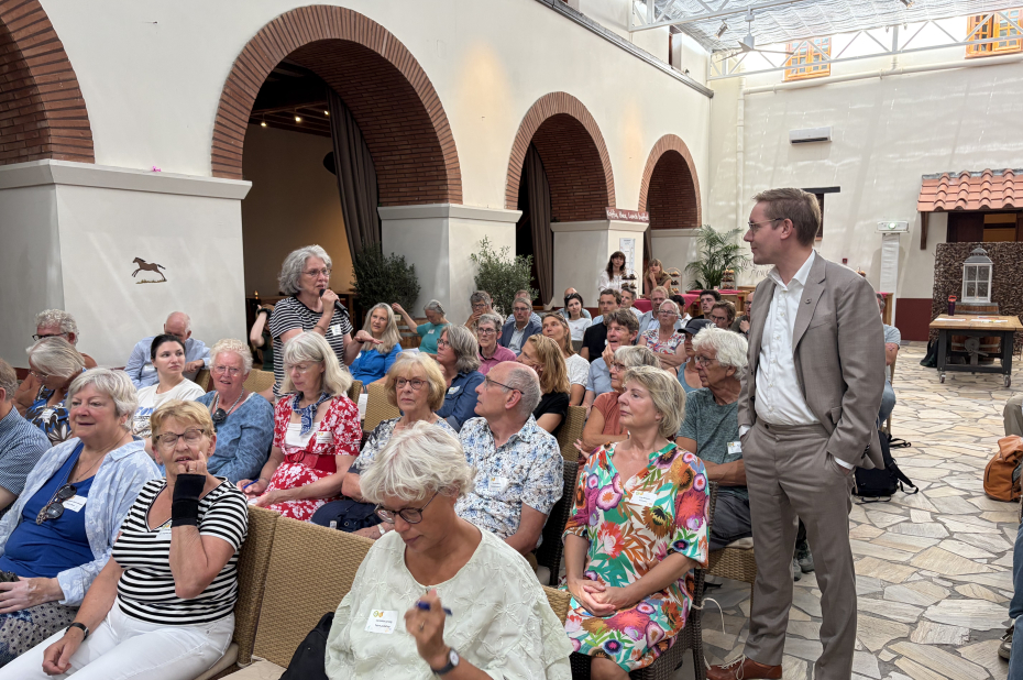Arno Bonte in gesprek met aanwezigen