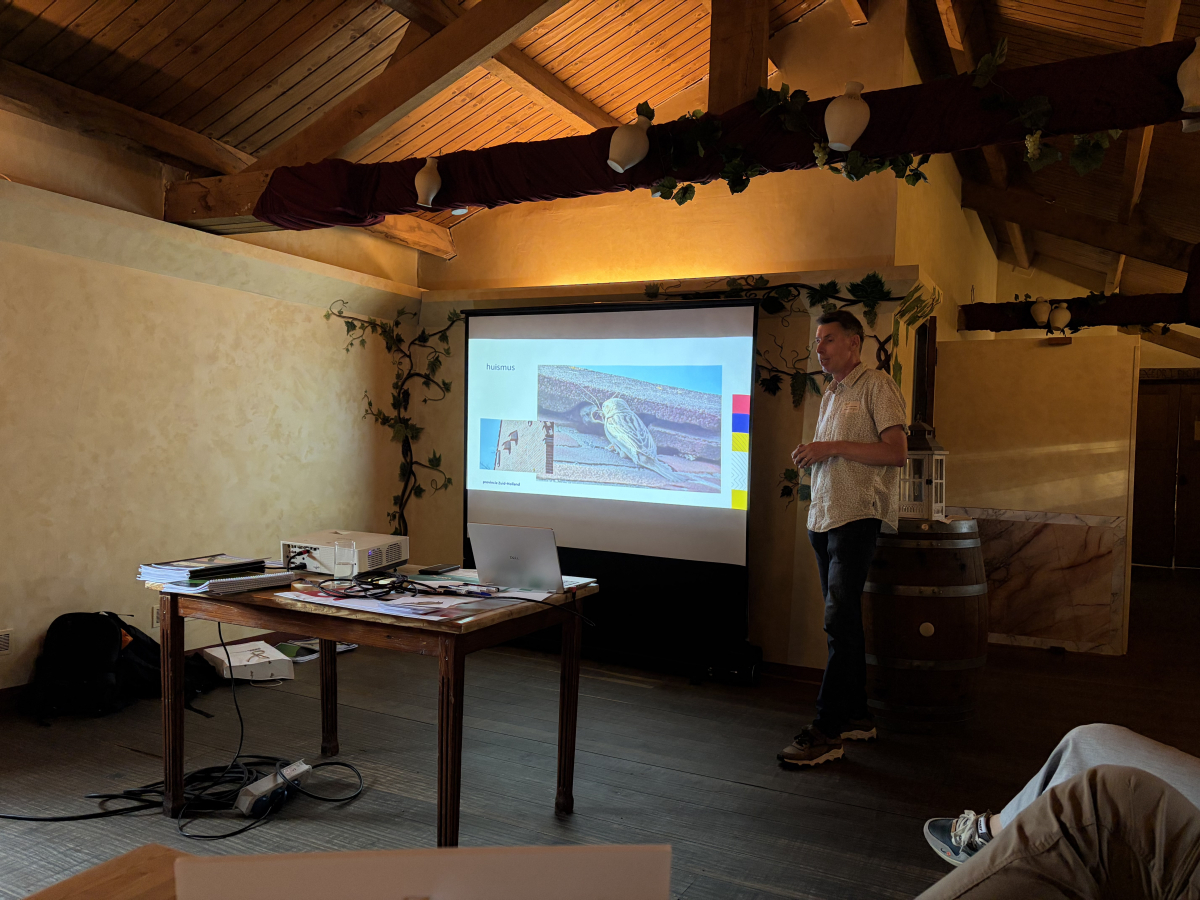 Wout van der Slikke naast powerpointpresentatie
