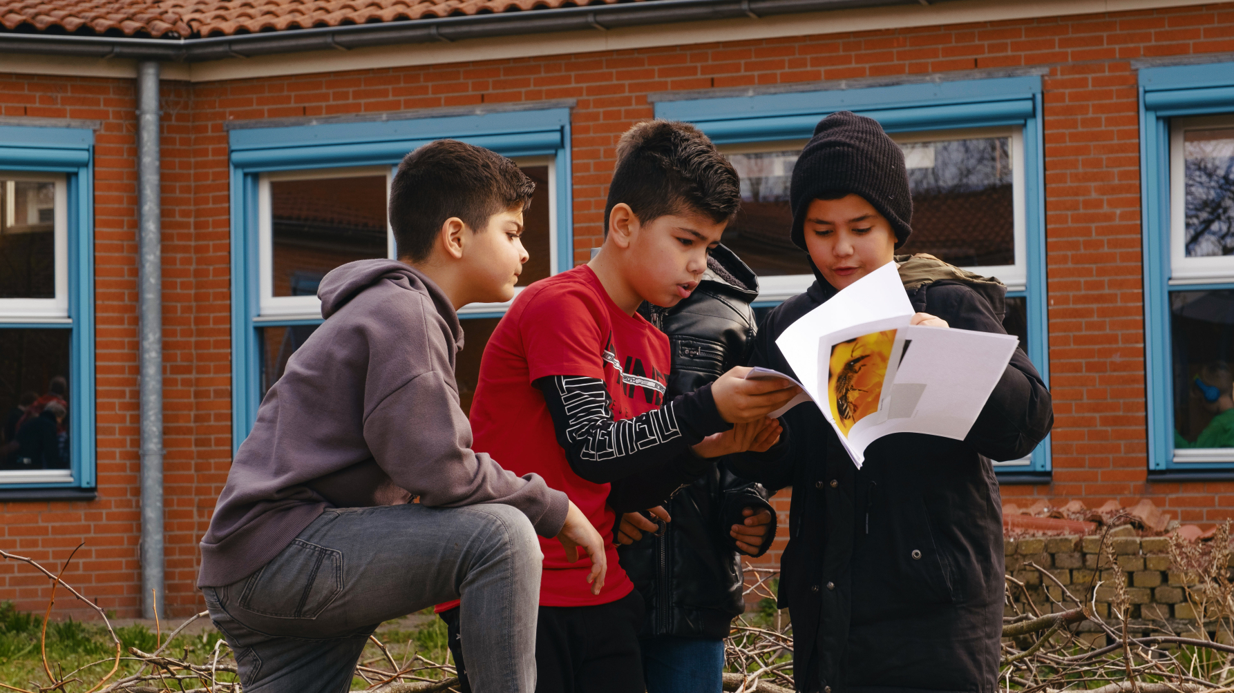 schoolkinderen aan de slag met bijenles