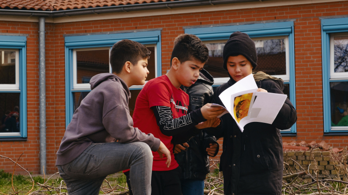 schoolkinderen aan de slag met bijenles