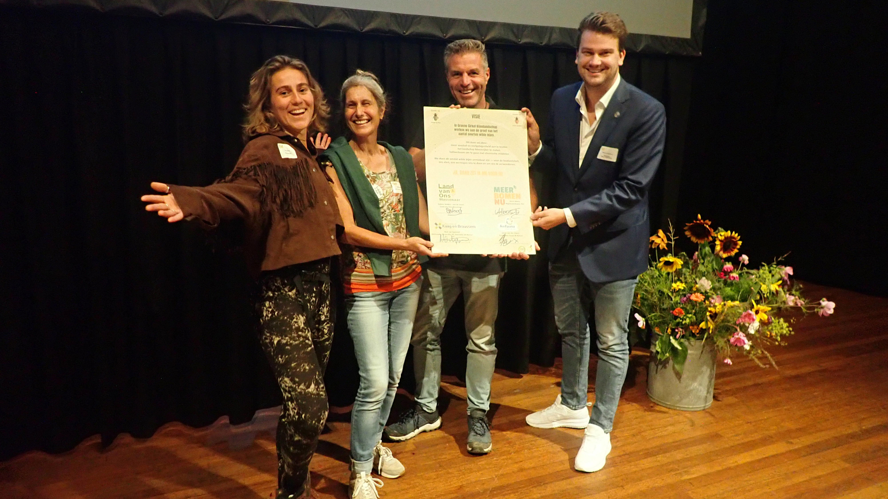 De vertegenwoordigers van de vier nieuwe partners, met de visie met hun handtekeningen