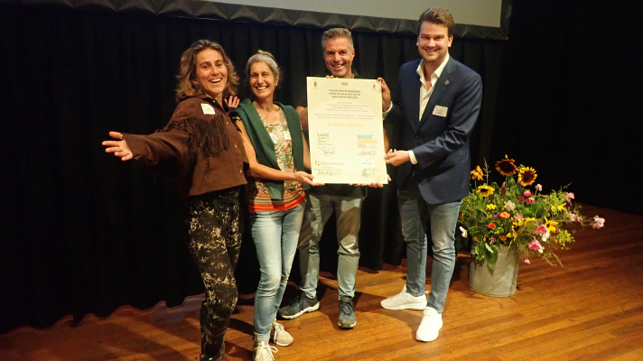 De vertegenwoordigers van de vier nieuwe partners, met de visie met hun handtekeningen