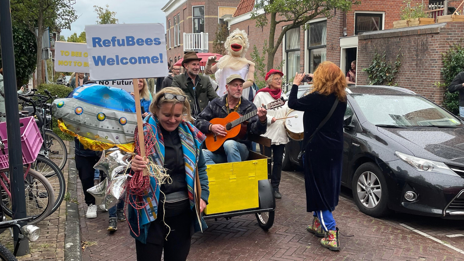 optocht bij de opening van de BeeTotem in de Maredijkbuurt in Leiden