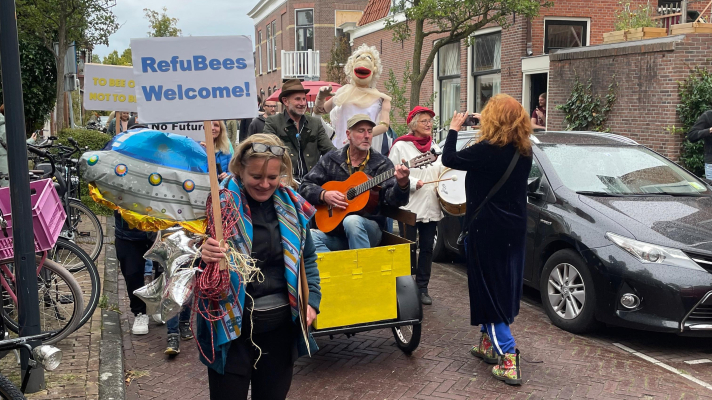 optocht bij de opening van de BeeTotem in de Maredijkbuurt in Leiden