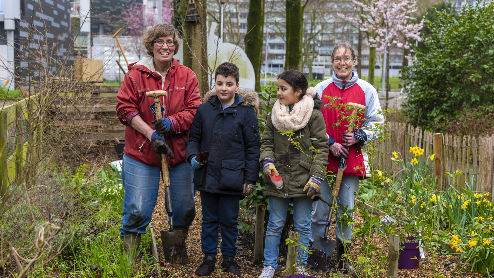 vrier vrijwliigers in een buurttuin