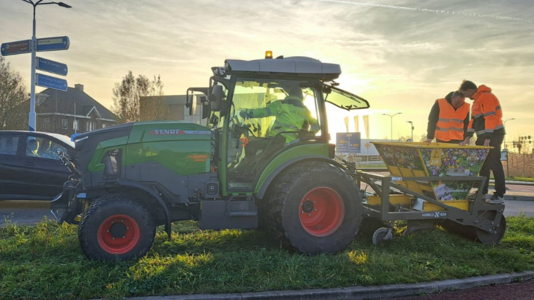 Trekker met bollenplantmachine op de rotonde