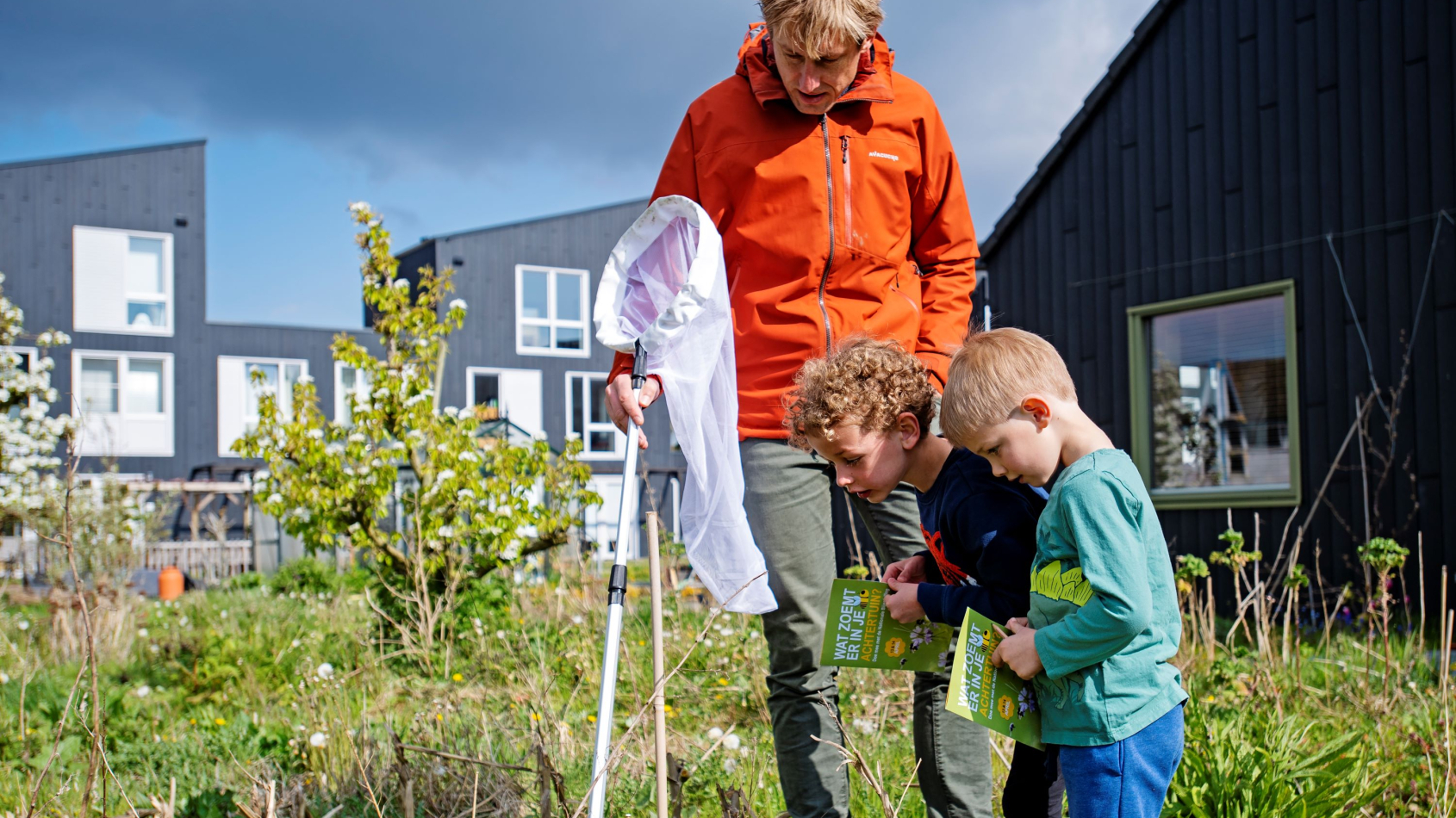 man en kinderen tijdens het bijentellen