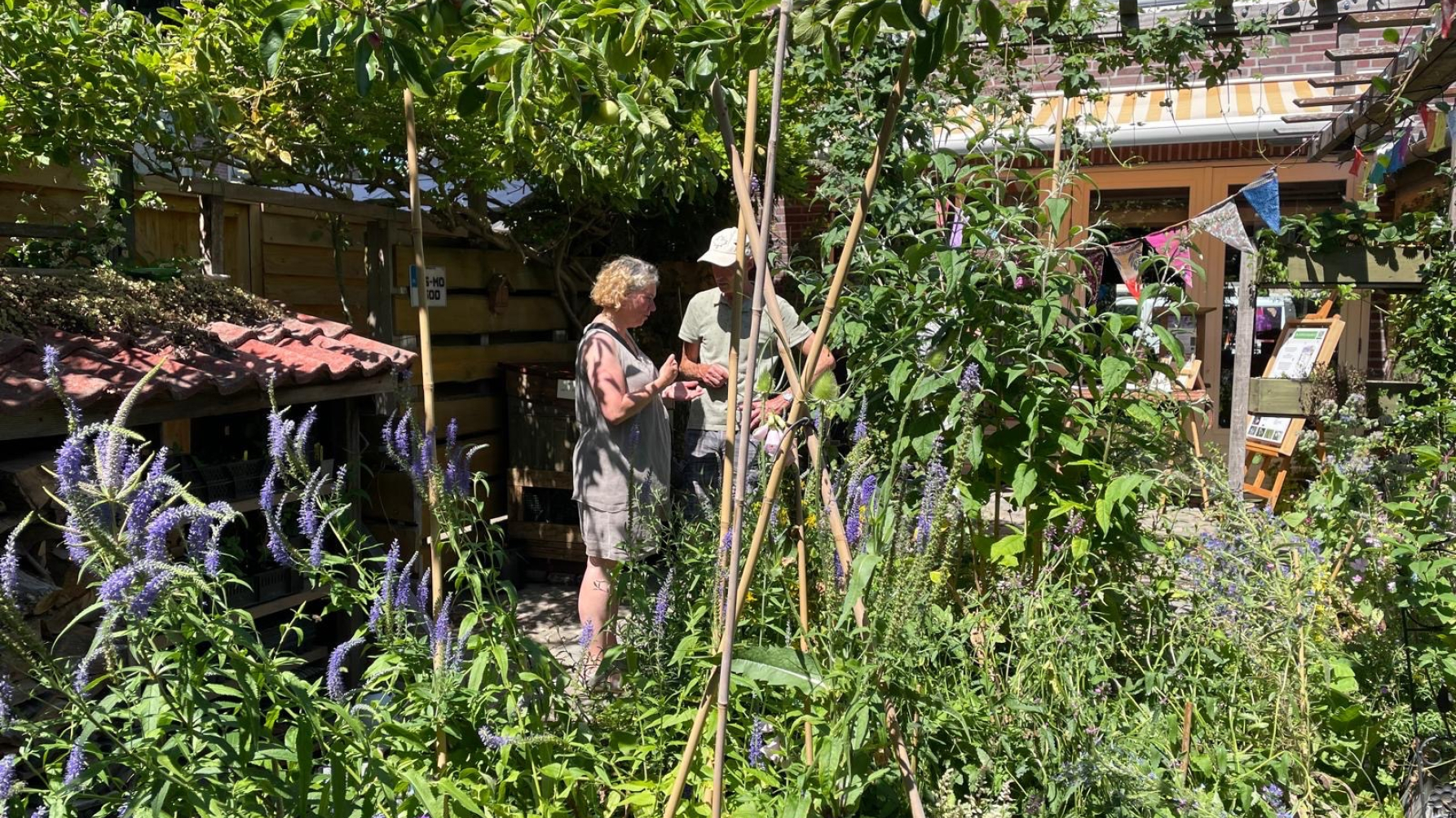 Groene tuin met twee mensen in gesprek