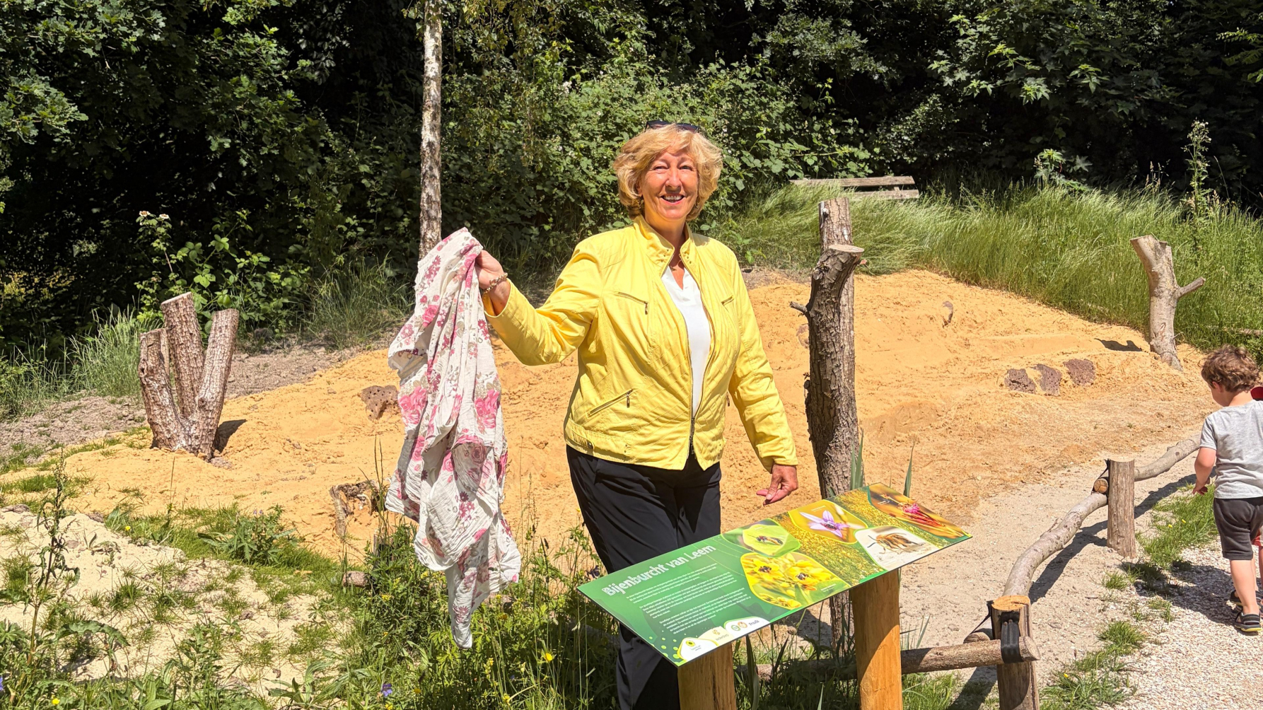 Laila Driessen onthult het infobord bij de bijenburcht