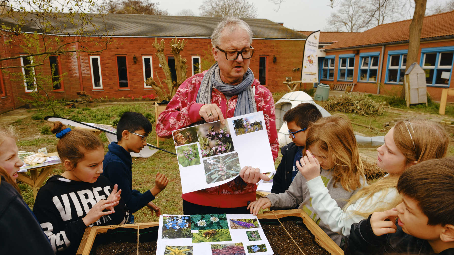 docent met kinderen bezig aan een bijenles