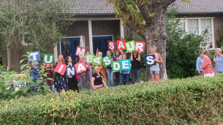 groepsfoto tuinambassadeurs met de lettest van het woord tuinambassadeurs