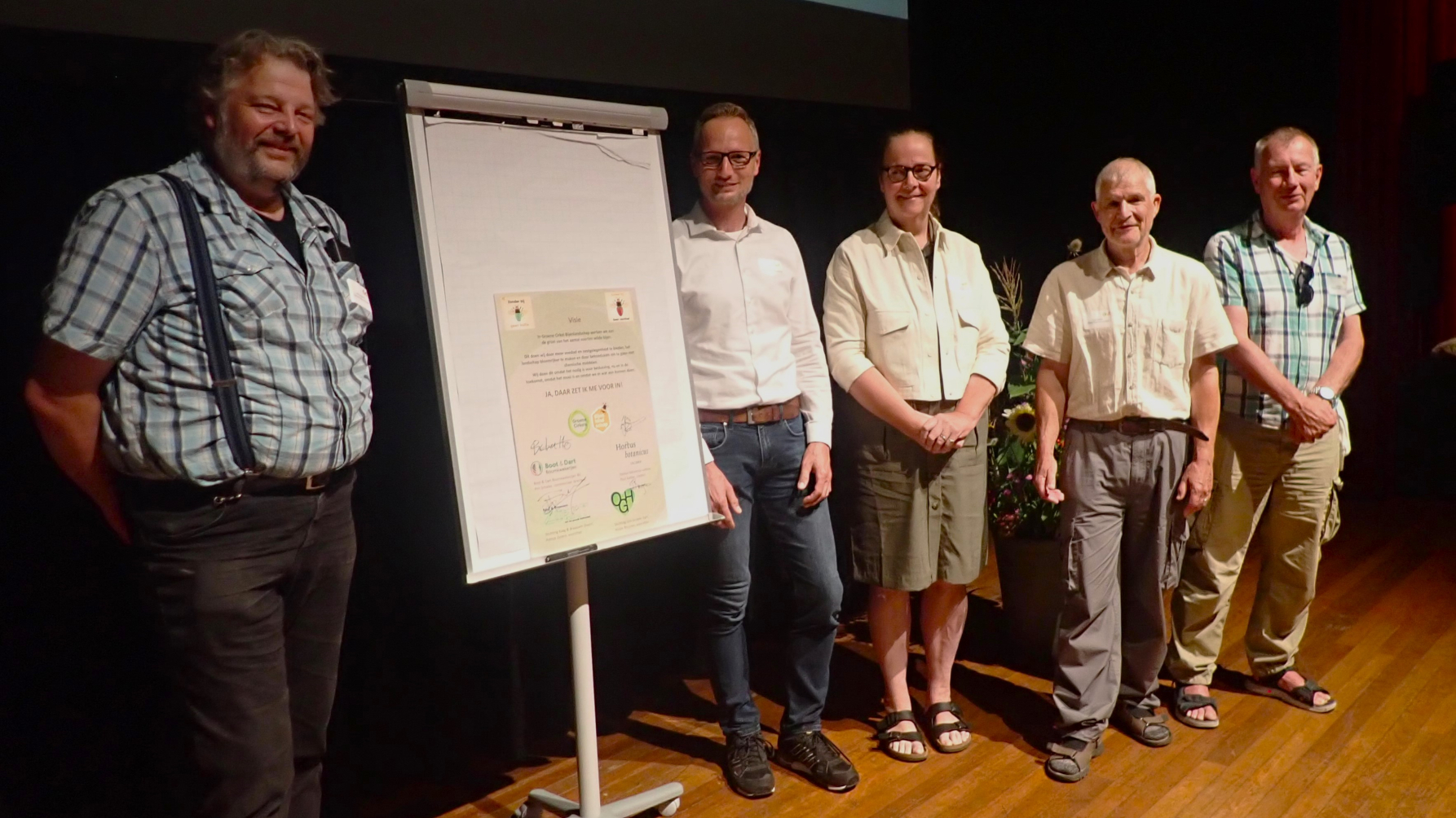 Vertegenwoordigers van de nieuwe partners van Groene Cirkel Bijenlandschap