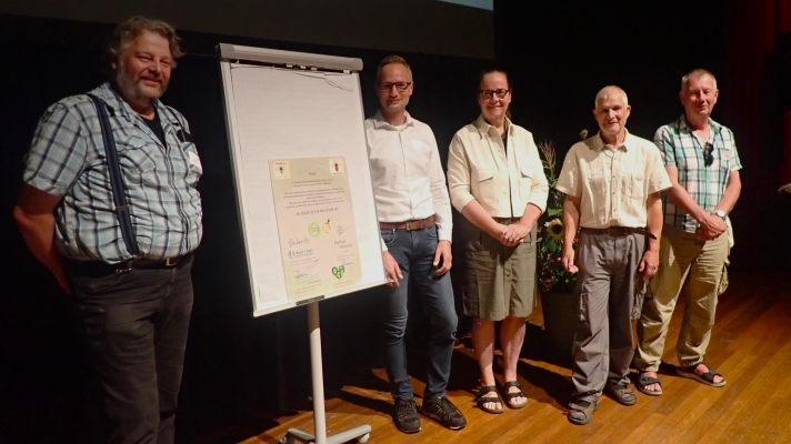 Vertegenwoordigers van de nieuwe partners van Groene Cirkel Bijenlandschap