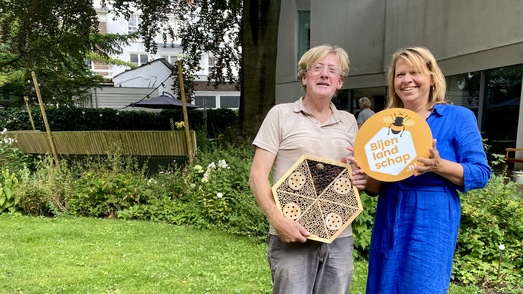 De tuin van hospice Xenia met Piet van Veen en Jacqueline Bouts met bijenhotel en bijenlandschapbordje