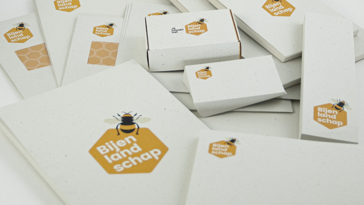materialen van VoorBIJ-papier met Bijenlandschaplogo