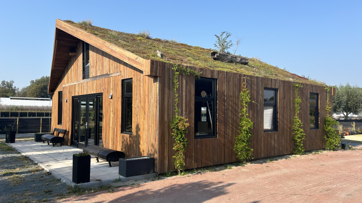 atelier met groen dak