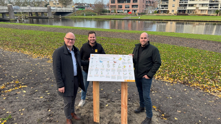 Opening van informatiebord over de bonte berm langs het Oegstgeester Kanaal.