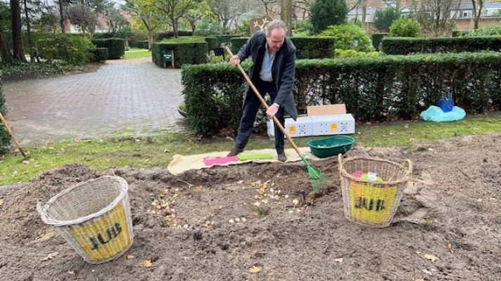 Wethouder Wim Koetsier werkt mee aan de pluktuin
