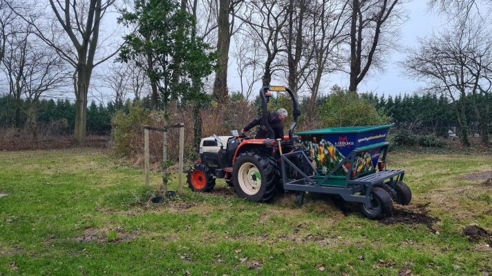 trekker met plantmachine plant bollen in grasveld
