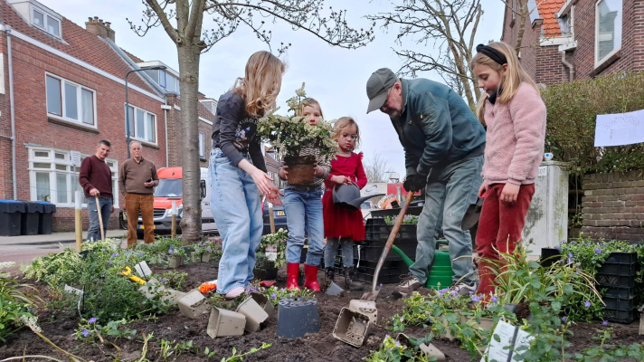 kinderen en volwassen planten samen