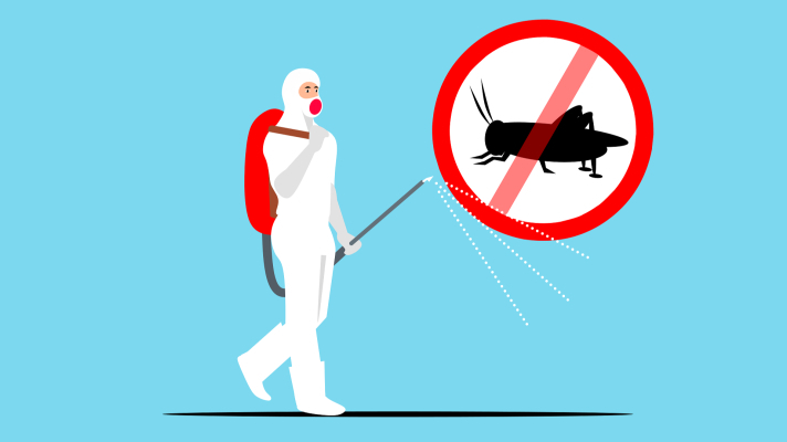 tekening persoon met rugspuit en sprinkhaan